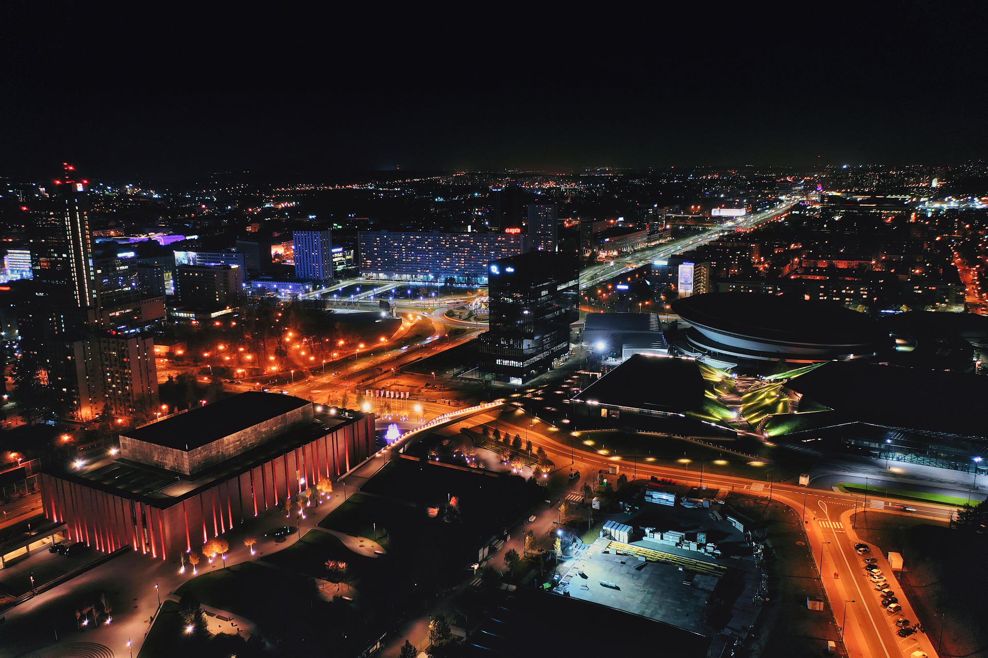 Noćna panorama poljskog grada Katowica